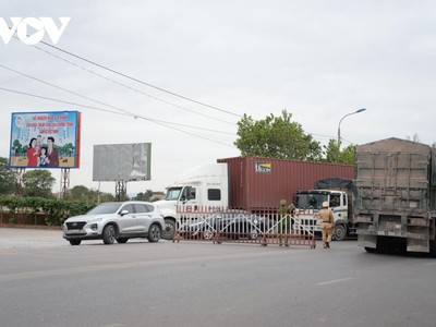 Các lượng lượng chốt kiểm soát liên ngành, Chủ tịch UBND các xã, phường tiếp tục tăng cường kiểm tra , kiểm soát tuyệt đối không để tình trạng người và phương tiện vào thị xã không được kiểm soát.