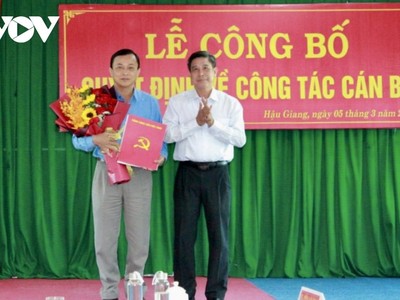 Ông Đồng Văn Thanh- Phó Bí thư Tỉnh ủy, Chủ tịch UBND tỉnh Hậu Giang trao Quyết định cho ông Lê Công Khanh.