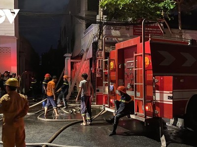 Lực lượng chức năng phải phá cửa để tiếp cận đám cháy.