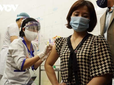 Tiêm vaccine COVID-19 cho nhân viên y tế tại Trung tâm Y tế thành phố Hải Dương.