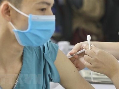 Nhân viên y tế tham gia trực tiếp công tác phòng chống dịch COVID-19 được tiêm vaccine phòng COVID-19. Ảnh minh họa. (Ảnh: Minh Quyết/TTXVN).