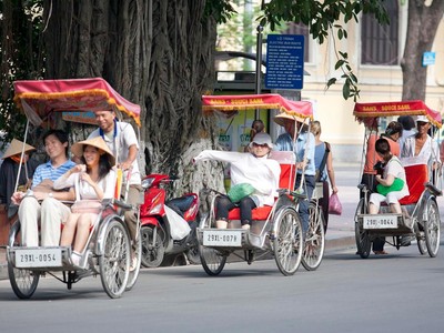 Khách du lịch phố cổ Hà Nội. Ảnh: Chí Cường.