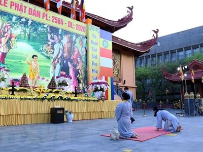 Phật tử tham gia sinh hoạt Phật sự hoặc đến chùa lễ Phật phải rửa tay bằng dung dịch sát khuẩn, đo thân nhiệt, nghiêm túc đeo khẩu trang... (Ảnh minh họa: Xuân Khu/TTXVN).