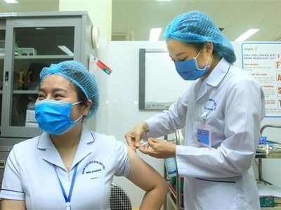 Điều dưỡng viên khu cách ly Bệnh viện Việt Tiệp cơ sở 2 Bùi Thị Thanh Nhung, sinh năm 1987, được tiêm mũi liều vaccine ngừa COVID-19 đầu tiên tại Hải Phòng. (Ảnh: An Đăng/TTXVN).