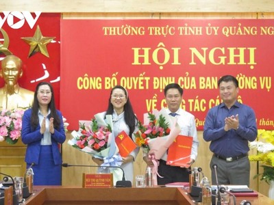 Ông Phạm Xuân Duệ, Chánh Văn phòng UBND tỉnh và bà Trần Thị Minh Tuyền, Phó Chánh văn phòng Tỉnh ủy Quảng Ngãi nhận quyết định bổ nhiệm.