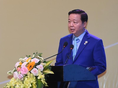 Bộ trưởng Bộ Tài nguyên và Môi trường Trần Hồng Hà phát biểu tại Hội nghị lẩn về phát triển bền vững ĐBSCL thích ứng với biển đổi khí hậu (Ảnh: VGP/Quang Hiếu).