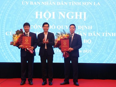 Ông Hoàng Quốc Khánh, Chủ tịch UBND tỉnh Sơn La trao quyết định bổ nhiệm cho ông Hà Như Huệ (phải) và ông Trần Đắc Thắng.