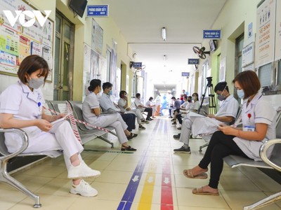 Trong ngày đầu tiên, 80/172 cán bộ, y, bác sĩ, nhân viên tuyến đầu đang làm việc tại bệnh viện tham gia tiêm vaccine.