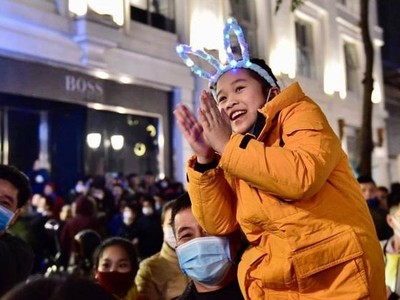 Một bé gái vui mừng trong đêm giao thừa mừng năm mới 2021 (Ảnh: Dân trí).