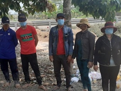 Đồn Biên phòng Sông Trăng bắt giữ 5 đối tượng nhập cảnh trái phép. (Ảnh: Thanh Bình/TTXVN).
