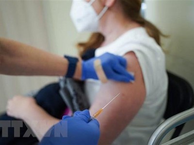 Nhân viên y tế tiêm vaccine phòng COVID-19 cho người dân tại Warsaw, Ba Lan, ngày 20/3/2021. (Ảnh: PAP/ TTXVN).