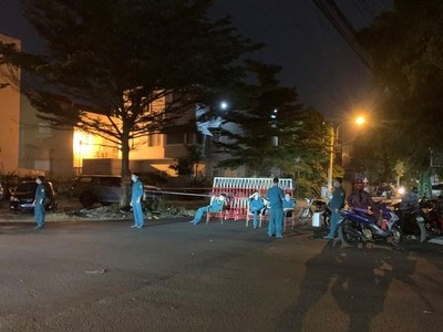 Chốt phong tỏa trên đường D35 tối 25-3. (Nguồn: tuoitre.vn).