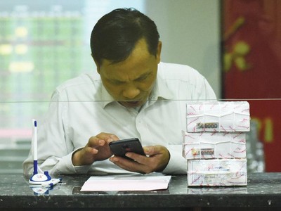 Nhiều nhà đầu tư chứng khoán đứng ngoài vì sợ “méo giá”