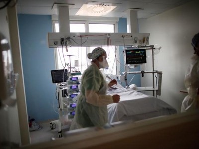 Dịch Covid-19 khiến số người chết tại Pháp năm 2020 cao nhất trong 70 năm (Ảnh: Le Monde).