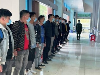 Các công dân Trung Quốc nhập cảnh trái phép bị tạm giữ tại Đồn biên phòng cửa khẩu Trà Lĩnh, huyện Trùng Khánh, tỉnh Cao Bằng. (Ảnh: TTXVN phát).