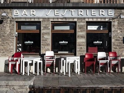 Một quán bar đóng cửa khi các biện pháp hạn chế được áp dụng nhằm ngăn dịch COVID-19 lây lan tại Sestriere, Italy. (Nguồn: AFP/TTXVN).