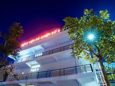 Khu nhà 3 tầng, vốn là Trung tâm thực hành Thực nghiệm, trường Đại học Sao Đỏ cơ sở 2 (Chí Linh, Hải Dương) đã được cải tạo theo đúng thiết kế vận hành của một bệnh viện dã chiến tiêu chuẩn. (Ảnh: TTXVN phát).