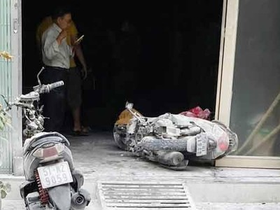 Người dân phá cửa chữa cháy. Ảnh: TL.