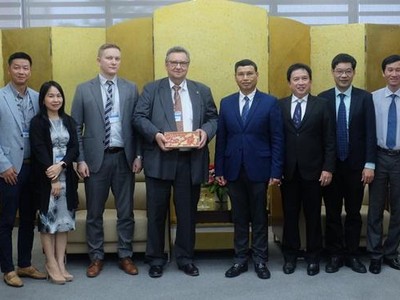 Phó Chủ tịch UBND thành phố Đà Nẵng Hồ Kỳ Minh (thứ tư từ phải sang) tặng quà lưu niệm cho Ngài Đại sứ Phần Lan Kari Kahiluoto.