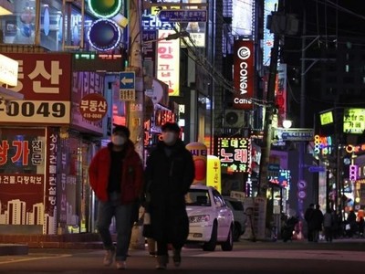 Hàn Quốc tái áp đặt lệnh giới nghiêm để chống dịch Covid-19. Ảnh: EPA.