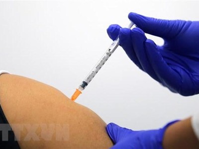Tiêm vaccine ngừa COVID-19 của Hãng Pfizer/BioNTech tại Sydney, Australia. (Ảnh: AFP/TTXVN).