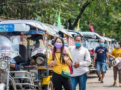 Người dân đeo khẩu trang phòng lây nhiễm COVID-19 tại Vientiane, Lào. (Ảnh: THX/TTXVN).