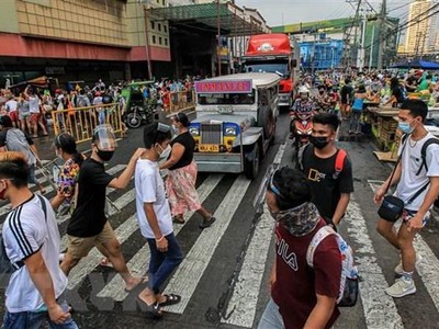 Người dân đeo khẩu trang phòng lây nhiễm COVID-19 tại Manila, Philippines. (Ảnh: THX/TTXVN).