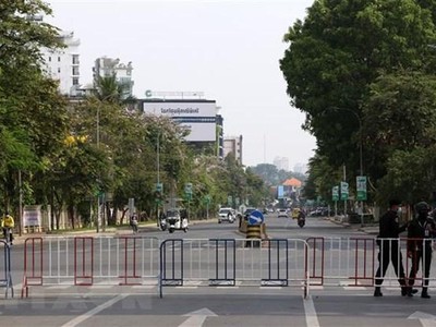 Cảnh sát phong tỏa một tuyến đường nhằm ngăn chặn sự sự lây của dịch COVID-19 tại Phnom Penh, Campuchia. (Ảnh: THX/TTXVN).