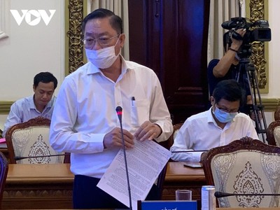 Giám đốc Sở Y tế Nguyễn Tấn Bỉnh báo cáo tại buổi làm việc.