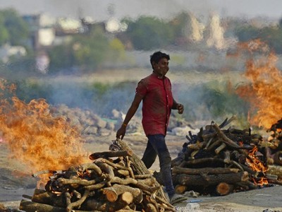 Một khu hỏa táng bệnh nhân Covid-19 tại thành phố Allahabad, Ấn Độ, hôm 27/4. Ảnh: AFP.