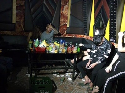 Quán karaoke mở cửa hoạt động, không thực hiện biện pháp dừng hoạt động kinh doanh để phòng chống dịch Covid-19 sẽ bị xử phạt nặng. Ảnh minh họa: KT.