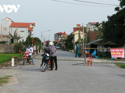 Thành lập chốt kiểm dịch COVID-19 ở thôn Quan Nhân. (Ảnh: CTV Giang Nam).