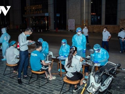 Các bác sỹ đang lấy mẫu xét nghiệm Covid-19 cho người dân.