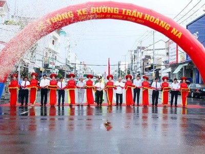 Đại biểu thực hiện nghi thức cắt băng thông xe đường Trần Hoàng Na. Ảnh: Thành Thật.