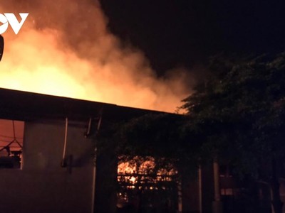 Công ty giấy cháy kèm tiếng nổ lúc đêm khuya.