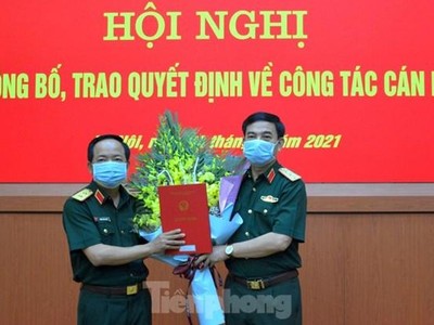 Thượng tướng Phan Văn Giang (bên phải) trao Quyết định bổ nhiệm cho Trung tướng Trịnh Văn Quyết. Ảnh: Tiền Phong