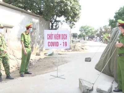 Một chốt kiểm soát dịch COVID-19 tại Hưng Yên. (Ảnh: Đinh Tuấn/TTXVN).