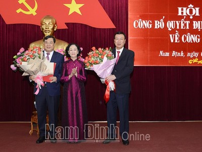 Bà Trương Thị Mai, Ủy viên Bộ Chính trị, Bí thư Trung ương Đảng, Trưởng Ban Tổ chức Trung ương tặng hoa chúc mừng Tổng Thanh tra Chính phủ Đoàn Hồng Phong và Bí thư Tỉnh ủy Phạm Gia Túc. Ảnh: Báo Nam Định.