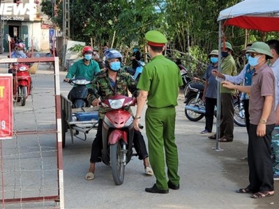 Lực lượng chức năng huyện Thuận Thành lập 7 chốt chặn, kiểm soát dịch bệnh Covid-19 tại xã Mão Điền và không cho người dân trong xã di chuyển ra ngoài.