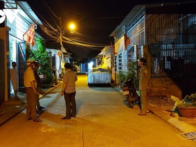 Lực lượng chức năng đang triển khai công tác phong tỏa tại khu vực có ca dương tính với virus SARS-CoV-2.