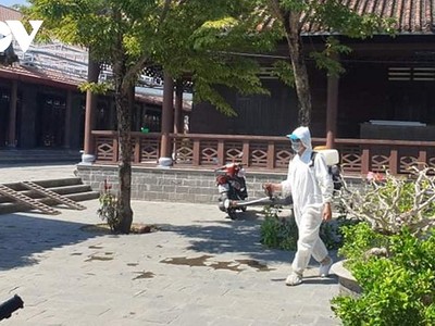 Phun thuốc khử trùng tại các điểm bệnh nhân Covid-19 từng đến tại Quảng Nam để phòng dịch.