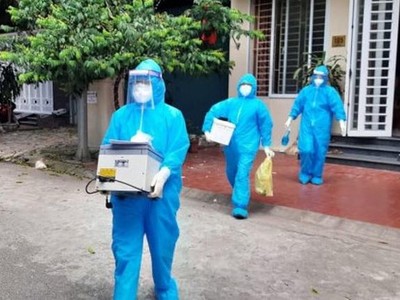 Cán bộ y tế Hòa Bình lấy mẫu xét nghiệm những người có liên quan các ca mắc Covid-19 trên địa bàn thành phố Hòa Bình.