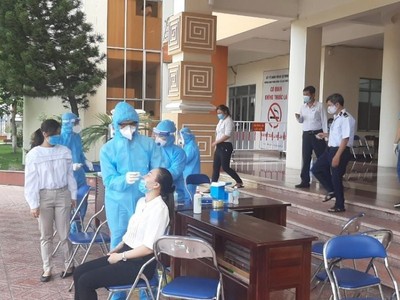 Lấy mẫu xét nghiệm giám sát cộng đồng (Ảnh: Trung tâm Y tế quận Tân Phú).