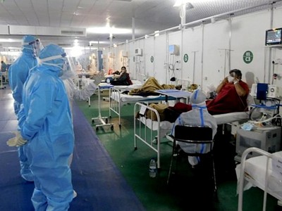 Bệnh nhân Covid-19 được chăm sóc tại một bệnh viện quân y ở thủ đô New Delhi, Ấn Độ (ANI).