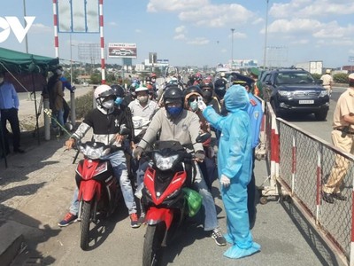 Ở những lần thành lập chốt kiểm dịch năm ngoái, người dân từ các địa phương khác lưu thông qua các chốt kiểm dịch được nhân viên y tế kiểm tra thân nhiệt trước khi vào TPHCM.