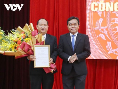 Ông Rah Lan Chung (trái) nhận Quyết định chuẩn y của Ban Bí thư.