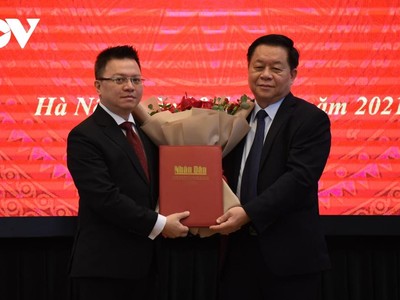 Trưởng Ban Tuyên giáo Trung ương trao quyết định cho ông Lê Quốc Minh.