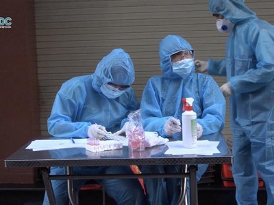 Nhân viên y tế chuẩn bị lấy mẫu xét nghiệm liên quan đến ca Covid-19 tại Quận 3 ngày 20/5 (Ảnh: HCDC).