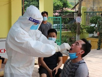 Lấy mẫu xét nghiệm COVID-19. Ảnh minh họa. (Nguồn: TTXVN).