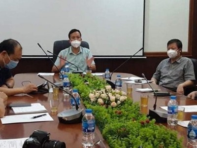 Họp khẩn trong đêm về triển khai test nhanh tại huyện Việt Yên, Bắc Giang.